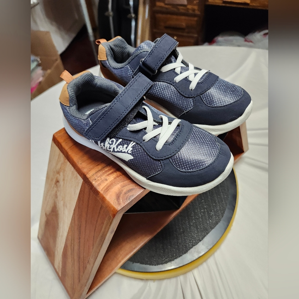 OshKosh B'gosh Washable Hook and Loop Toddler Shoe In Unisex Size 2 Medium